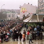 Первый ресторан McDonald's в СССР (Москва, Пушкинская площадь), крупнейший в Европе. Очередь в день открытия.