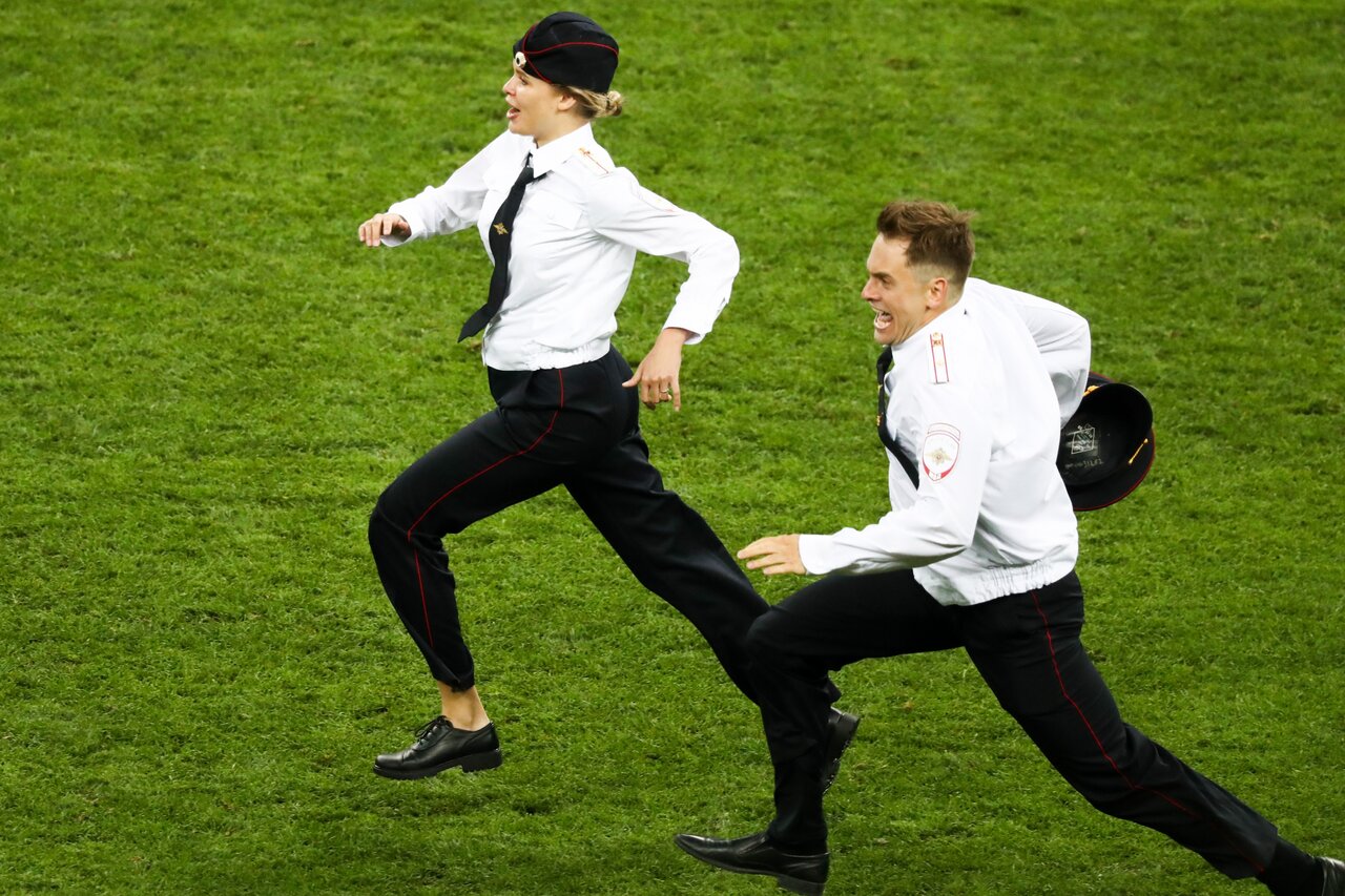 Участники Pussy Riot на поле «Лужников» во время финала чемпионата мира по футболу