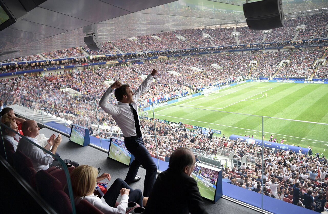 Президент Франции Эммануэль Макрон болеет за свою сборную в финале чемпионата мира