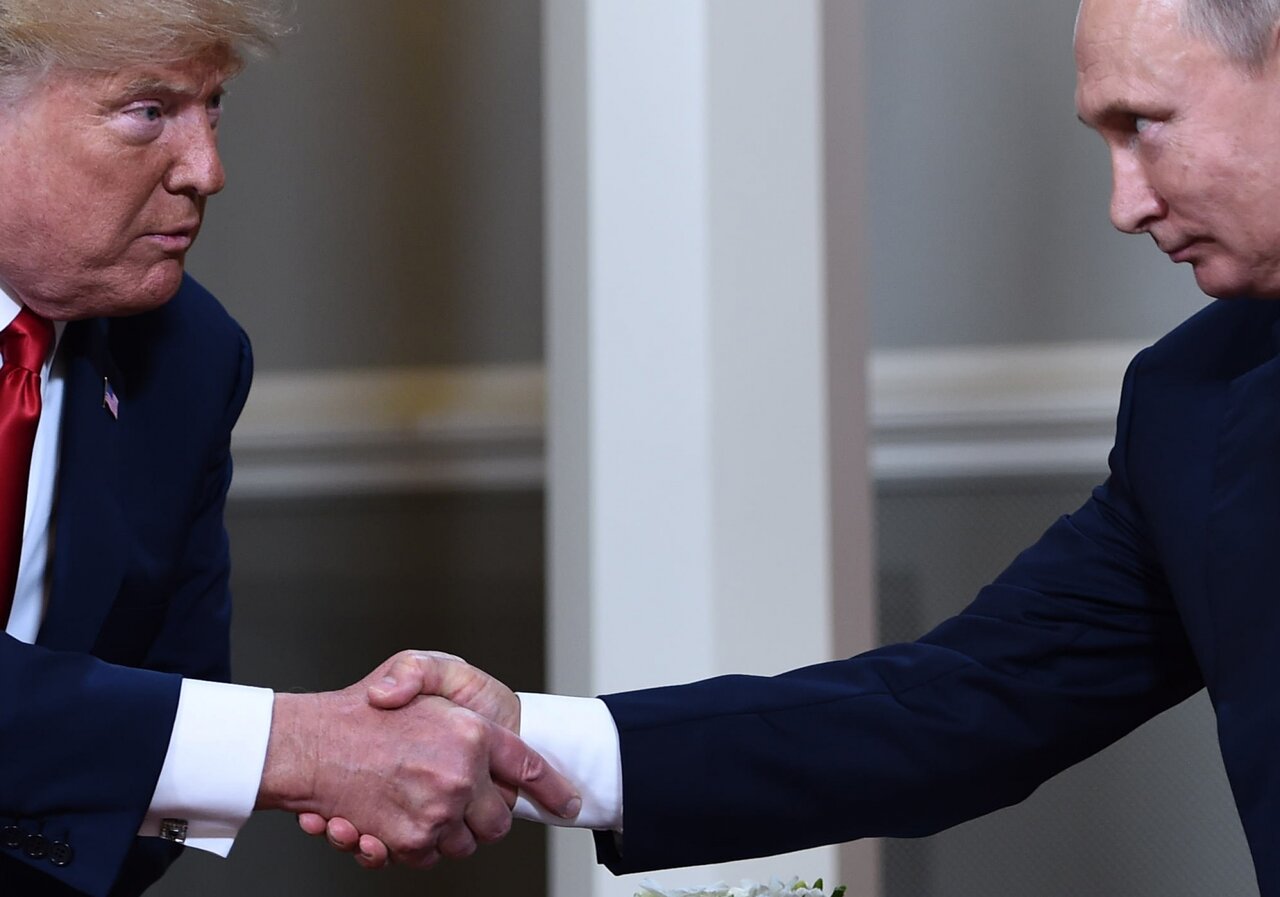 Рукопожатие Дональда Трампа и Владимира Путина