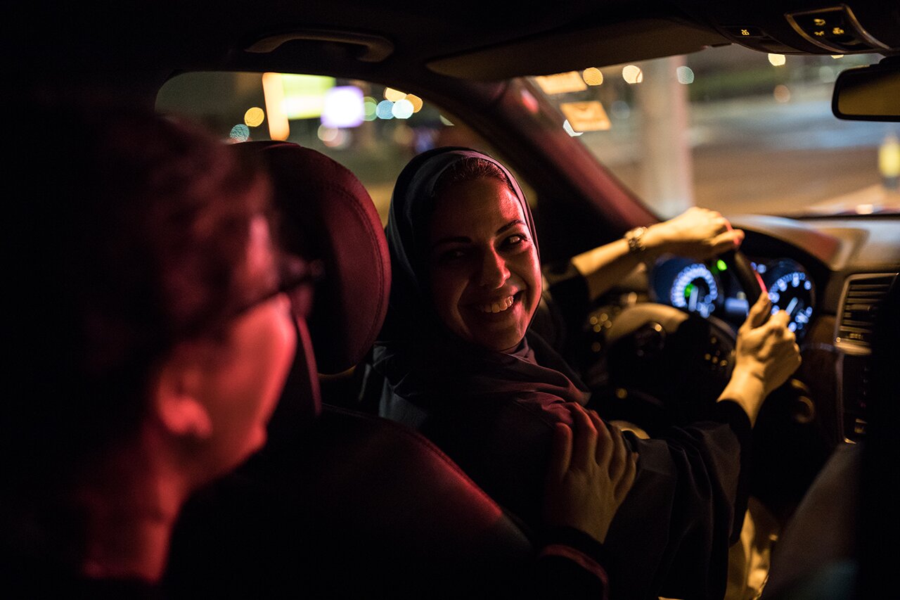 Женщина за рулем автомобиля в Саудовской Аравии