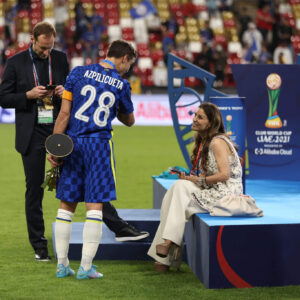 На футбольном поле с Сесаром Аспиликуэтой в конце финала клубного чемпионата мира в Абу-Даби