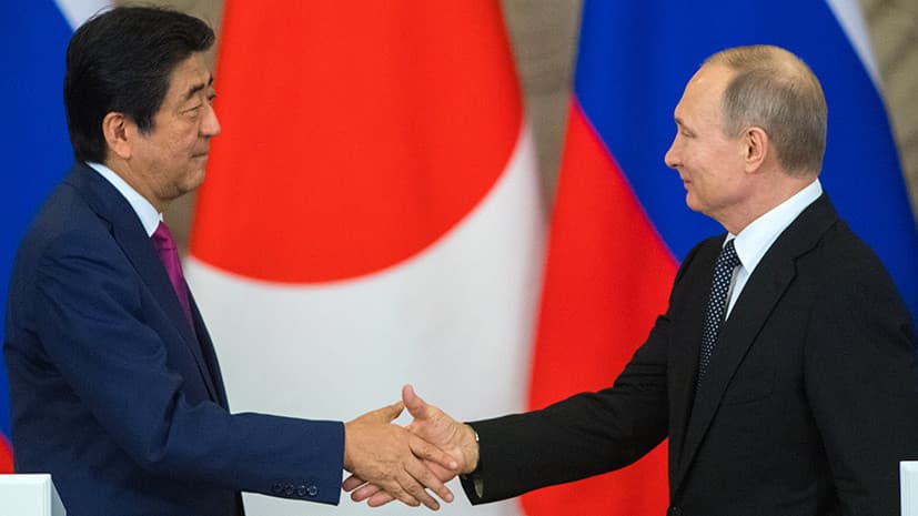 Синдзо Абэ и Владимир Путин на переговорах в Москве в мае 2018 г.