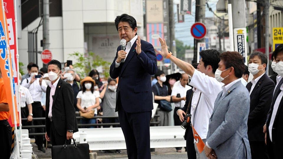 Синдзо Абэ во время предвыборного выступления