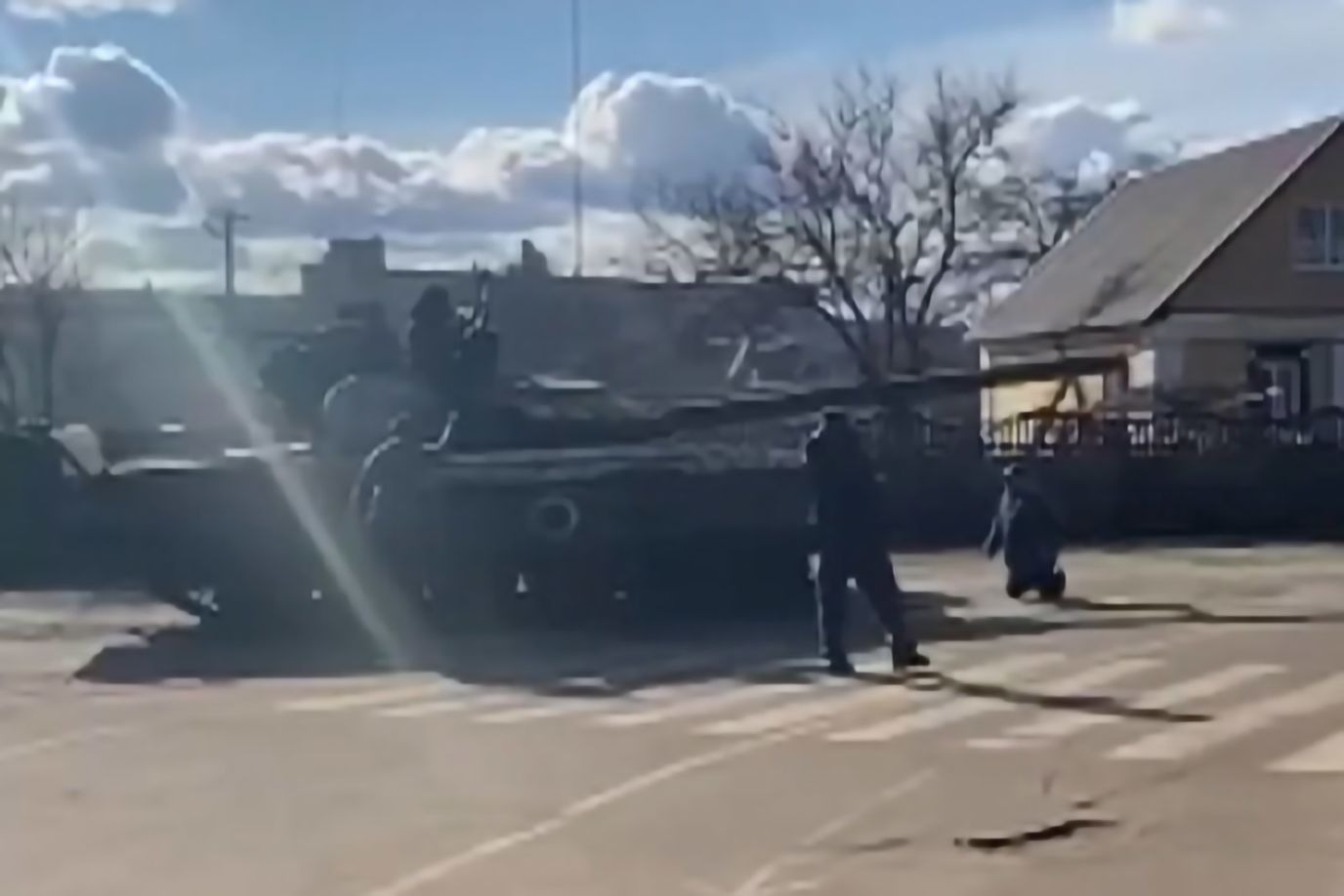 Бахмач, мужик в одиночку остановил российский танк голыми руками
