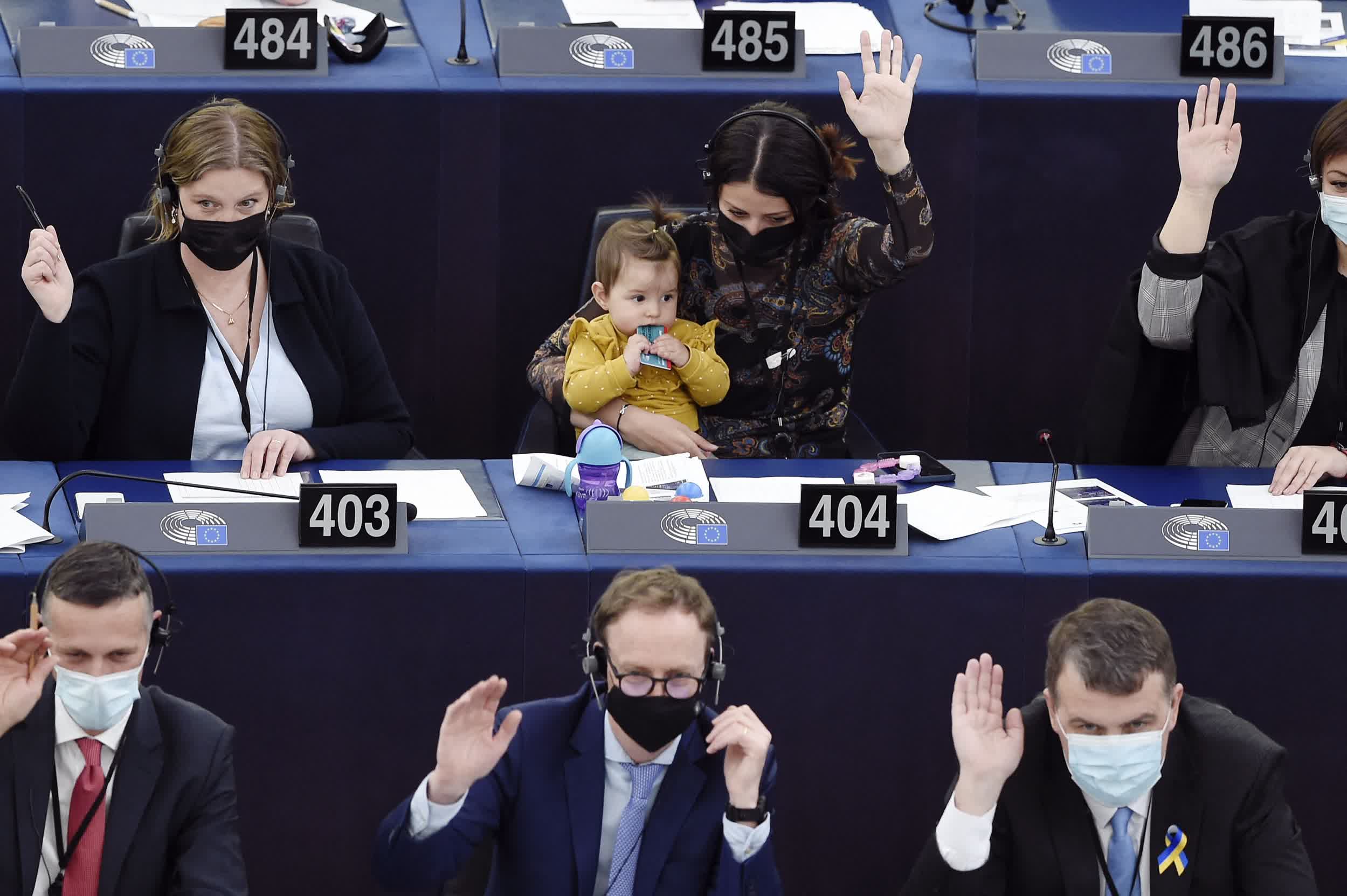 Ребенок на руках во время заседания Европарламента