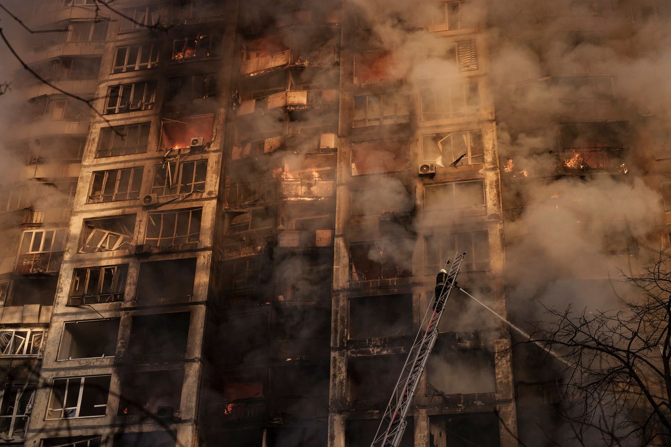 Пожарные тушат жилой дом после обстрела Киева