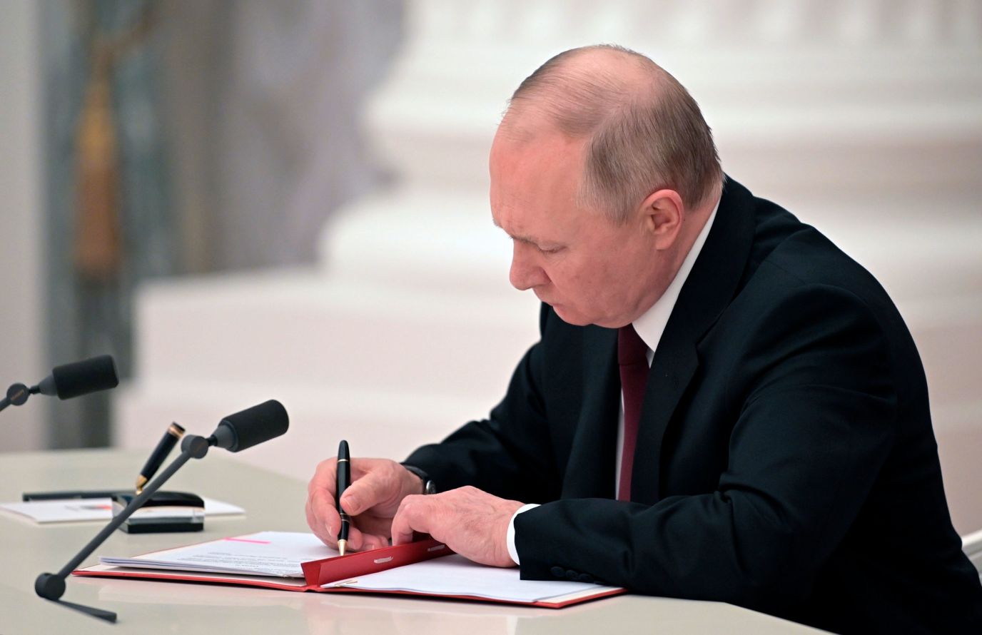 Путин признает ДНР и ЛНР