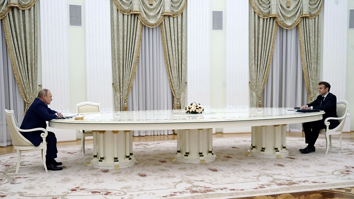 Путин и Макрон за длинным столом